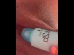 Latina se queda sola en casa y se graba a sí misma masturbándose