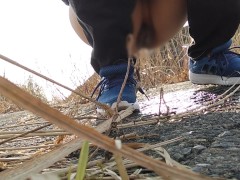我慢できなくなって勢いよく野ション。水しぶきがすごい💦