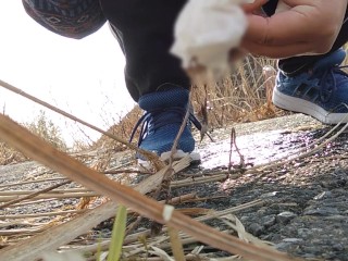 我慢できなくなって勢いよく野ション。水しぶきがすごい💦