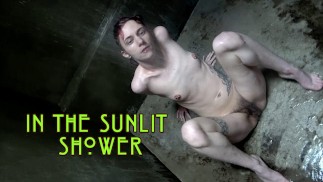 Hot рыжая принимает душ; и писает