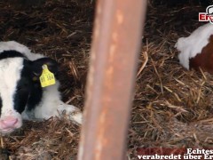 Deutsche dicke Schlampe fickt mit ihrem Mann auf dem Bauernhof im Stroh