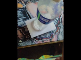 Шлепаю членом по бутылке с водой