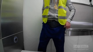 Rico Loko alias Ondrej Seno in toilet (Charlie Reed,Paul Mason,Tony Sweet)