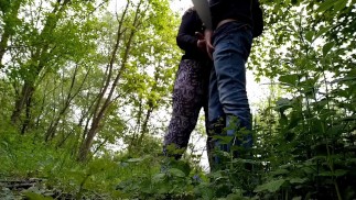 Schwiegersohn bettelte Schwiegermutter um Sex im Freien an, bekam aber nur einen Handjob