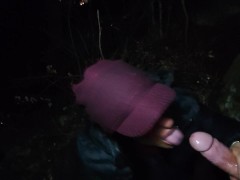 Me corro en su chaqueta en la naturaleza