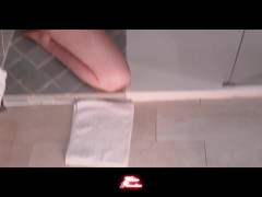 Elle se gode, crie, jouit & chauffe son voisin voyeur - Réel Orgasme Amateur