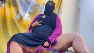 Иранская арабская милфа Hot мастурбирует в гостиничном номере, и парень из отеля увидел ее и начал дрочить