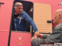 Spermageile brünette Mieze wird im Wohnmobil von 2 Typen gefickt - Screenshot 2 of 16 - Blowjob