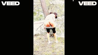 ПУБЛИКА НА ЗАДНЕМ ДВОРЕ СНАРУЖИ СОЛО ЖЕНЩИНА