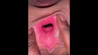 Симпатичная киска Pink раздвигается для папочки