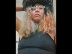 Vaquera experta en montar.