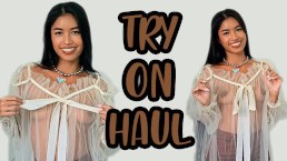 试穿Cute泰国棕褐色女孩的透明连衣裙