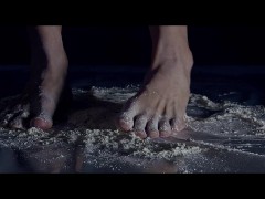 Pies juguetones: Explorando la suavidad de la harina