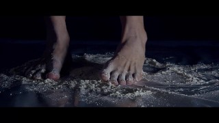 Cinematic porn video – Pies Juguetones: Explorando La Suavidad De La Harina