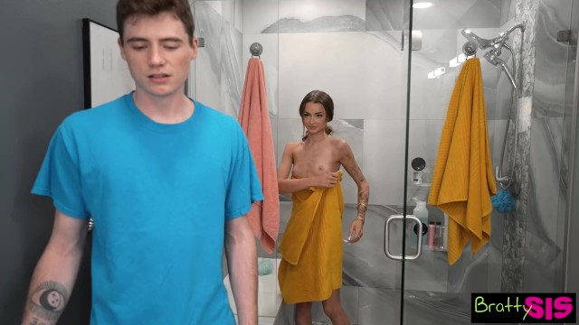 Полное видео - Naughty Nikki Nicole глотает большой член застенчивого сводного брата в душе - S35: E10 | Pornhub