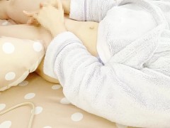 リアルに寝起きのパジャマ姿で指オナ♡じっくりクリと中いじって、イくとこ覗き見♡♡ - Screenshot 11 of 16 - 日本人