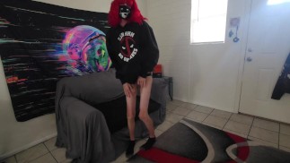 Petite Femboy E-Girl - Ritzy Styles - joue avec et taquine sa bite sur le canapé