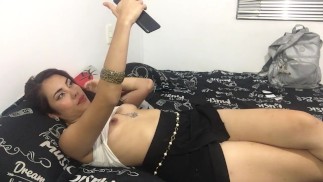 Je fais une vidéo montrant mes seins à mon amant.