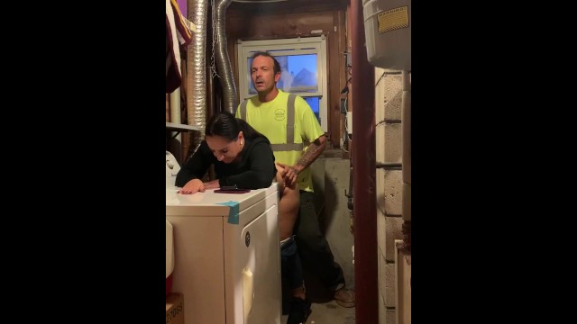 Замужняя крошка оплачивает счет в подвале