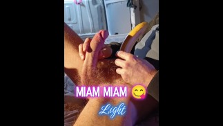 Je me branle, m'excite et éjacule de plaisir avec mon nouveau sextoy