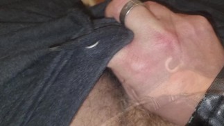 AMATORIALE | ITALIANO - SBORRATA NUDO CON SOLO GIUBBOTTO DI PELLE ADDOSSO (SEGA E PISCIATA)