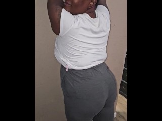 Бабушка-толстушка Ebony трясет задницей