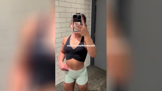 18 岁的 TikTok Cunt 的阴户在锻炼中爆炸果汁 哎呀！