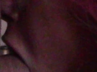 Милфа делает минет с близкого расстояния и массивной порцией спермы на ее мошенник