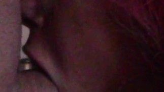 Милфа делает минет с близкого расстояния и массивной порцией спермы на ее мошенник