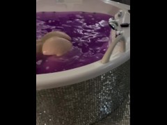 I love bathing in the bathtub