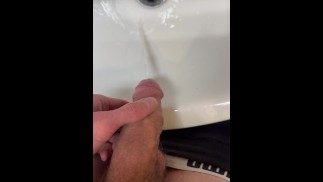 Смотри, как я писаю в раковину