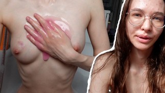 Ich rasiere meine Teen Muschi, ganz vorsichtig bei den langen Schamlippen :)