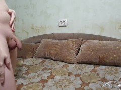 Полностью голая фембойская милашка дурачится на диване, раздвигая сладкую дырочку - Screenshot 4 of 16 - Spread Legs