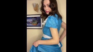 Alice coquine taquine – Jetez un œil sous la robe ! 😈👗