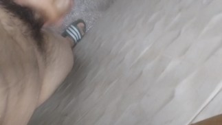 Macho vergon peludo en la ducha