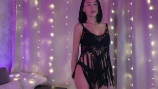 Träumt von Gangbang und dieser engelhafte Spieler masturbiert