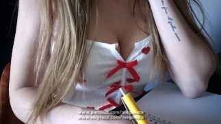 ASMR Sexy freche Studentin neckt durch große Titten und masturbiert unter dem Schreibtisch weibliche Solo POV