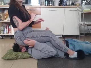 Сидение на лице в джинсах с полным весом