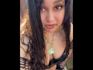 Fette, Hässliche Frau Macht Sich über Deinen Kleinen PENIS Lustig, Während Sie Einen Salzstreuer Benutzt