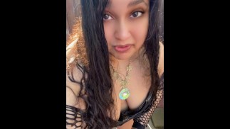 Fette, hässliche Frau macht sich über deinen kleinen PENIS lustig, während sie einen Salzstreuer benutzt