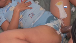 Sexo secreto con la novia de un amigo durante un roce de coño pervertido y semen caliente en bragas