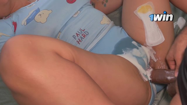 Sexo secreto con la novia de un amigo durante un roce de coño pervertido y semen caliente en bragas