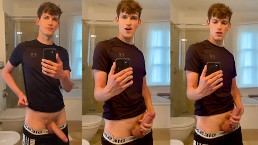 可爱的 Hung twink 在浴室地板上射精