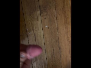 Выстрел спермой на пол