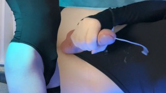 Femboy wichst im Badeanzug und spritzt auf den Bauch