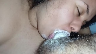 трясет и трахает свою глубокую глотку на возбужденном члене, из которого брызжет кремпай