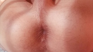 Abriendo las piernas y las nalgas