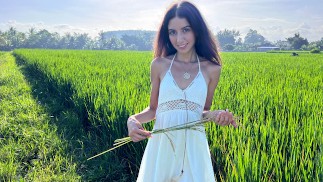 Une jolie cueilleuse de riz de 18 ans baise un nouveau patron dans sa ferme - Creampie