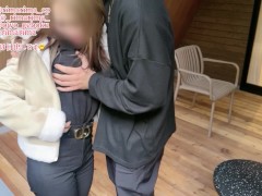 【日本人美女】周りから丸見えなベランダでフェラ抜きごっくん　個人撮影/スマホ撮り/超絶美少女/女子高生/変態/痴女/低身長ギャル/スレンダー巨乳/ごっくん/口腔射精/日本人av/素人/野外 - Screenshot 3 of 16 - 変態