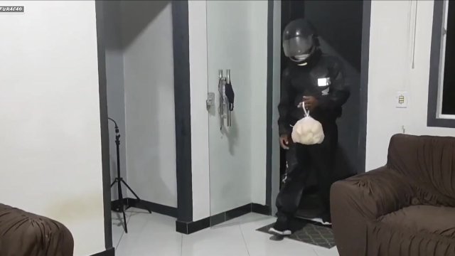 O ENTREGADO DE PAO VEIO SIM E MIM PASSOU A BENGALA